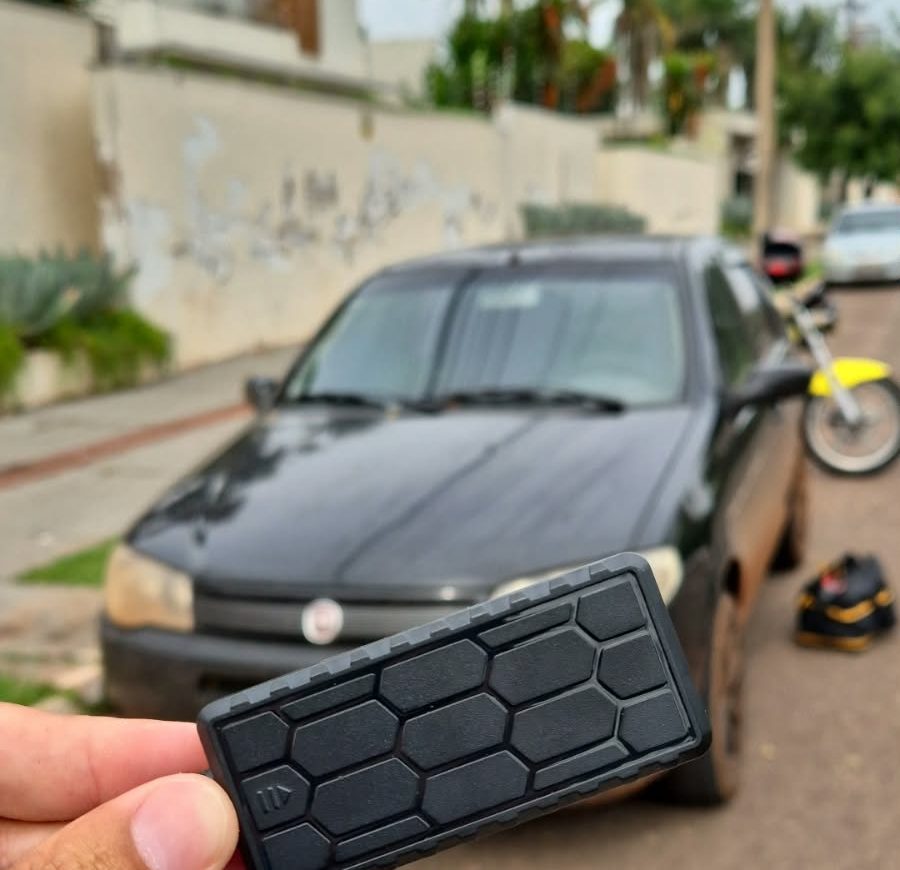 Rastreador J16 Ultra antes da instalação em um Fiat Palio